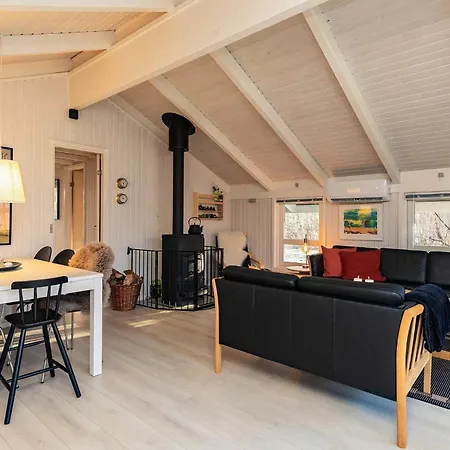 6 Person In Hals-by Traum Hals